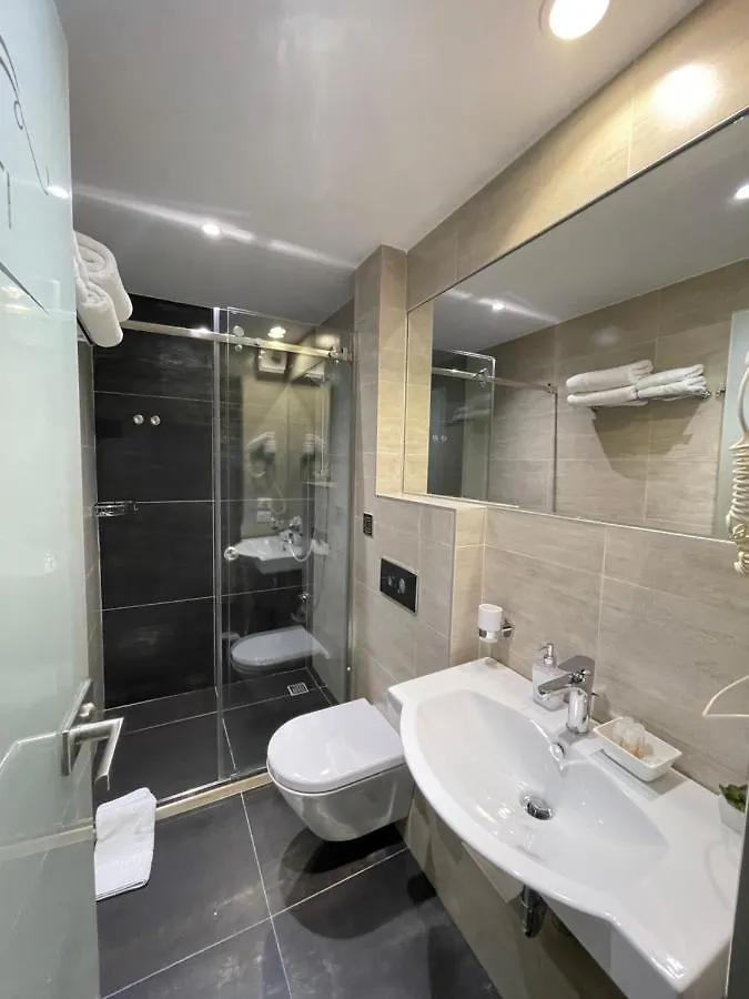 Hotel Oresti Center Tirana 3*,