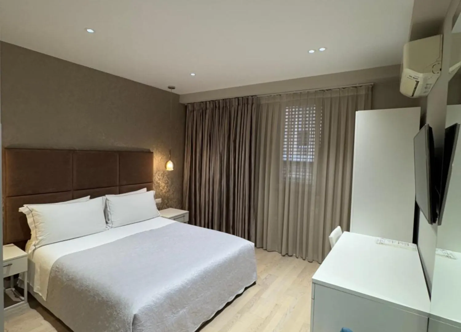 Hotel Oresti Center Tirana 3*,